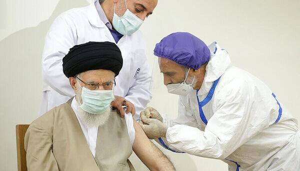 عکس رهبر انقلاب هنگام واکسن زدن