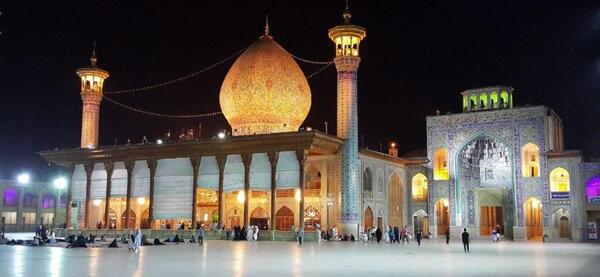 عکس حیاط شاهچراغ