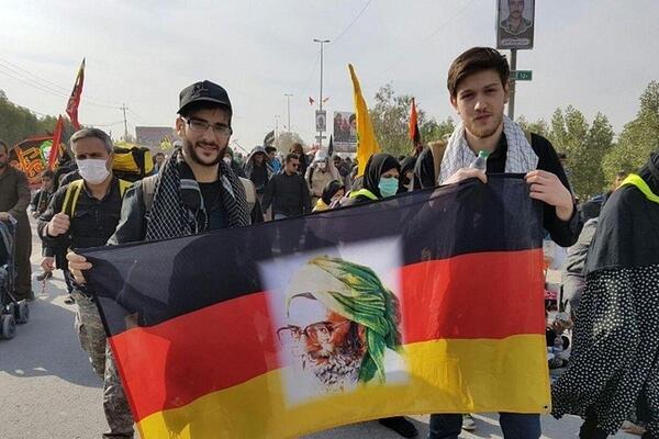 عکس تصویر رهبر انقلاب بر روی پرچم آلمان