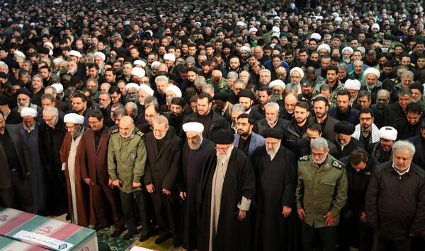 عکس قرآن خواندن رهبر انقلاب