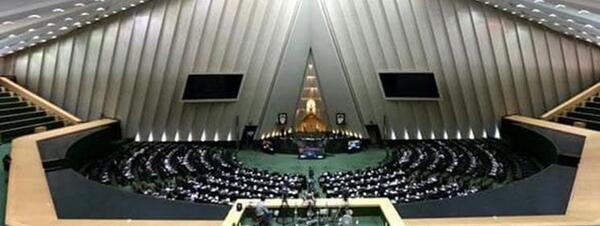 عکس قرآن خواندن رهبر انقلاب