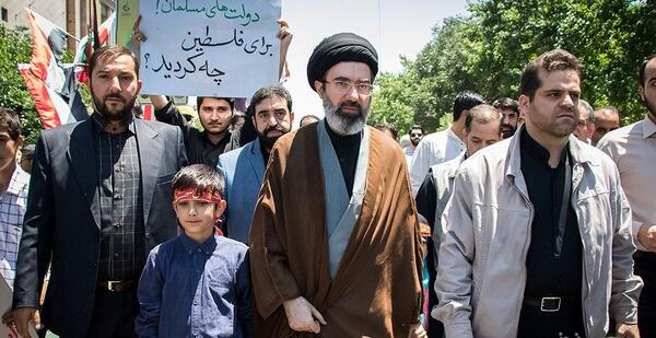 عکس رهبر انقلاب در کوهنوردی