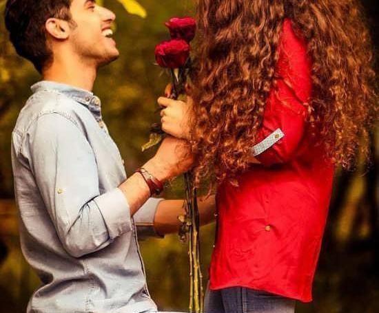 ژست عکس دست دونفره با گل