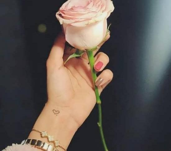 ژست عکس دست دونفره با گل