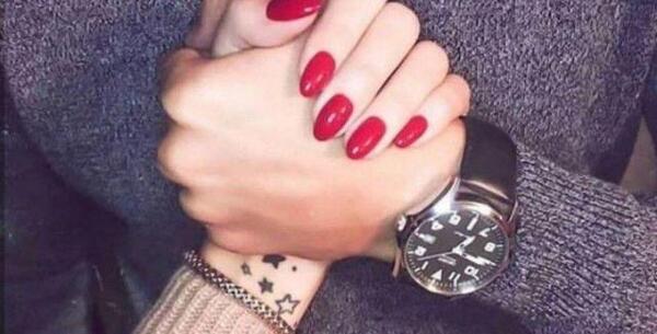 ژست عکس دست دونفره با گل