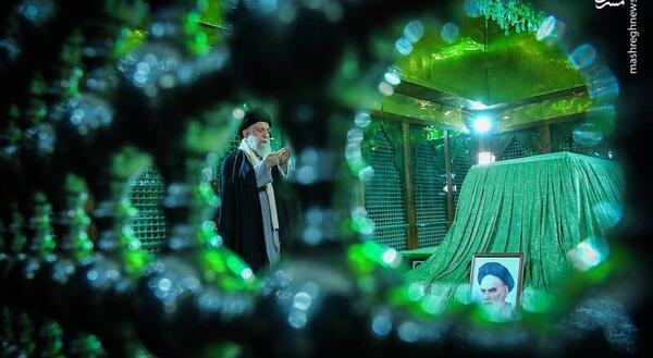 عکس رهبر انقلاب در کنار امام خمینی