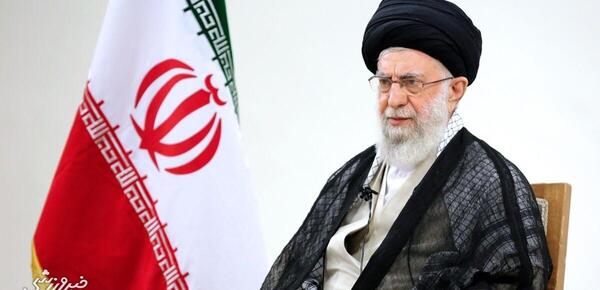 عکس رهبر انقلاب با پرچم ایران