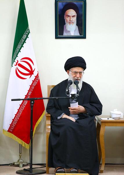 عکس رهبر انقلاب با پرچم ایران