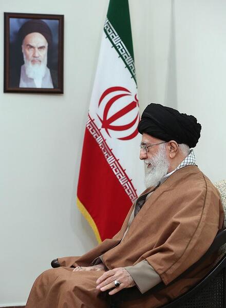 عکس رهبر انقلاب با پرچم ایران