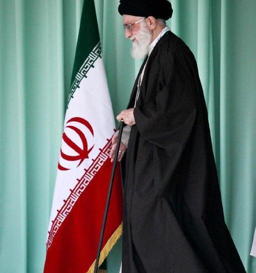 عکس رهبر انقلاب با پرچم ایران