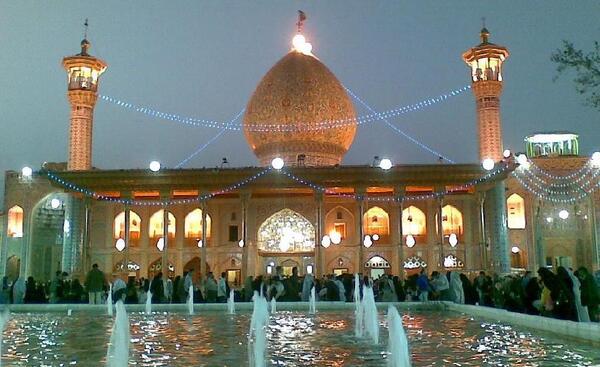 عکس شاهچراغ در شب