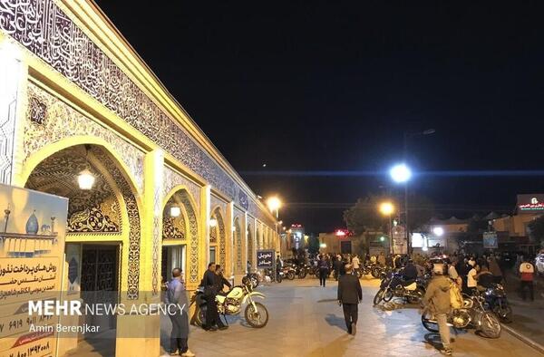 عکس شاهچراغ در شب