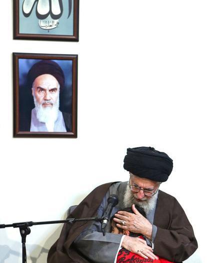 عکس رهبر انقلاب با فرزندان شهدا