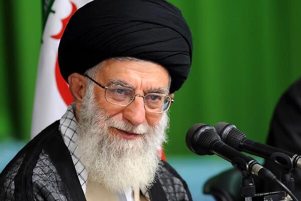 عکس رهبر انقلاب با فرزندان شهدا