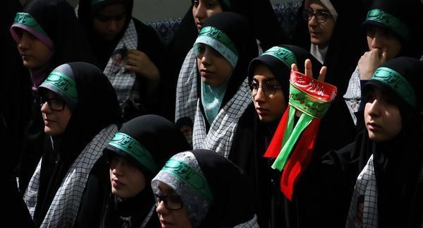 عکس قدیمی از رهبر انقلاب و آیت الله