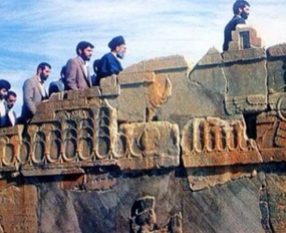 عکس رهبر انقلاب در تخت جمشید