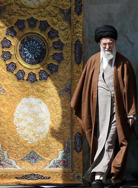 عکس رهبر انقلاب در دانشگاه امام حسین