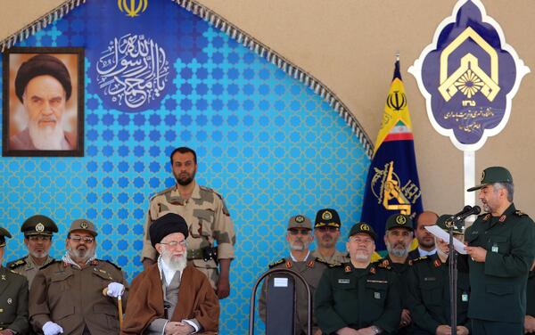 عکس رهبر انقلاب در دانشگاه امام حسین