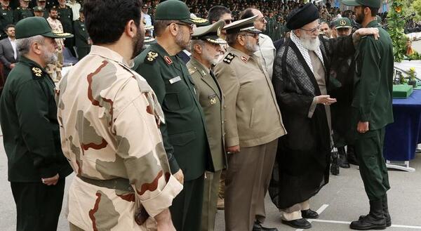 عکس رهبر انقلاب در دانشگاه امام حسین