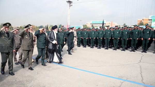 عکس رهبر انقلاب در دانشگاه امام حسین