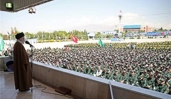 عکس رهبر انقلاب در دانشگاه امام حسین