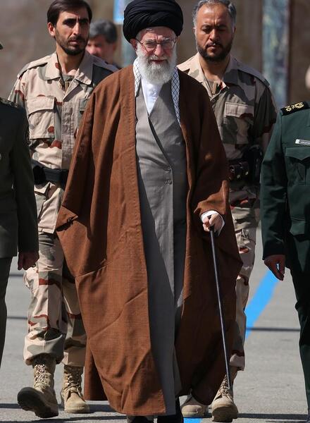 عکس رهبر انقلاب در دانشگاه امام حسین