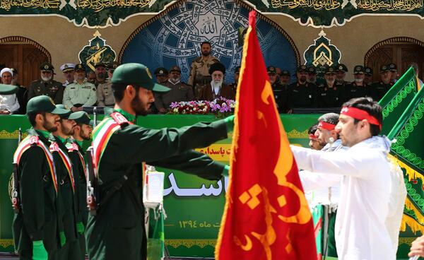 عکس رهبر انقلاب در دانشگاه امام حسین