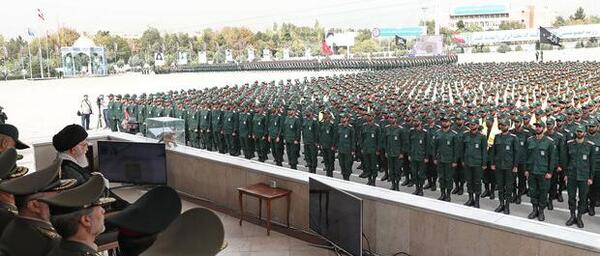 عکس رهبر انقلاب در دانشگاه امام حسین