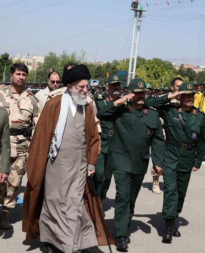 عکس رهبر انقلاب در دانشگاه امام حسین