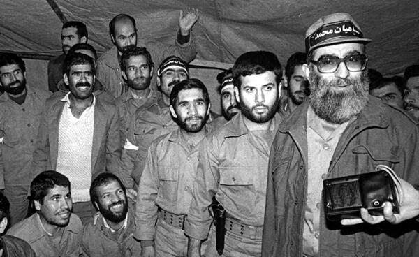 عکس رهبر انقلاب در جبهه