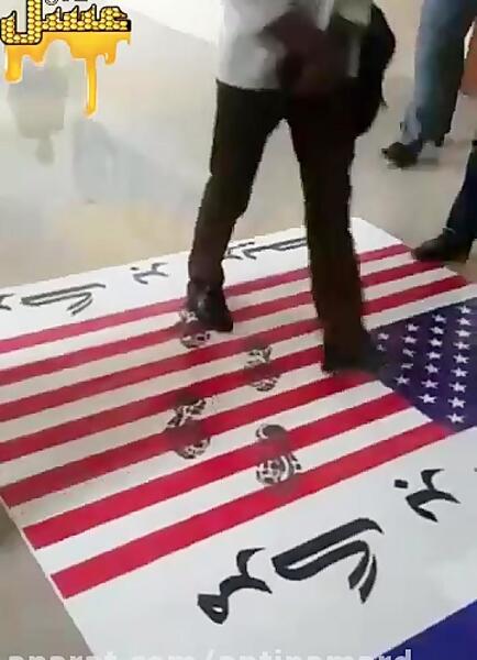 عکس زیر پا گذاشتن پرچم امریکا