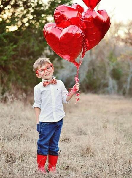 ژست عکس تولد با کیک در طبیعت