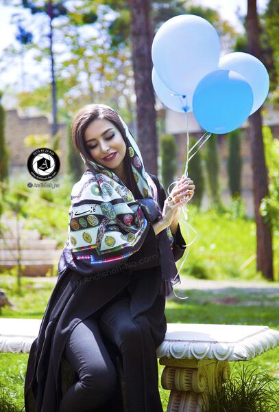 ژست عکس تولد با شال