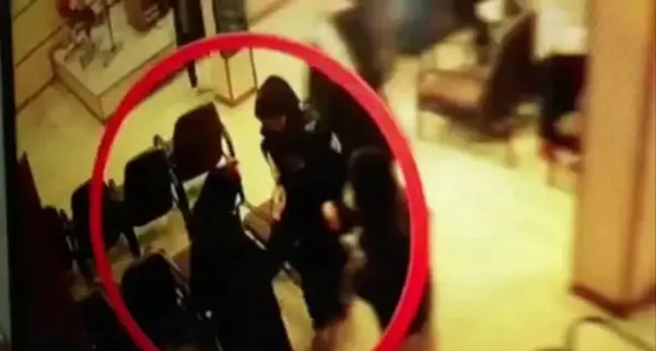 عکس مهسا امینی هنگام گرفتن گشت ارشاد