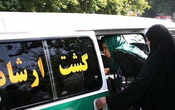 عکس مهسا امینی هنگام گرفتن گشت ارشاد