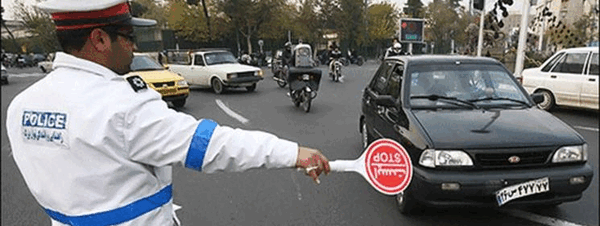 عکس پلیس و چراغ راهنما