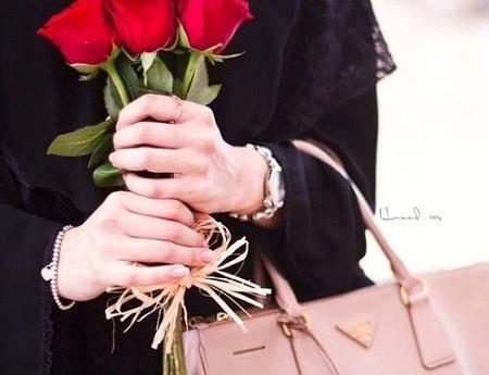 عکس دختر چادری با گل نرگس