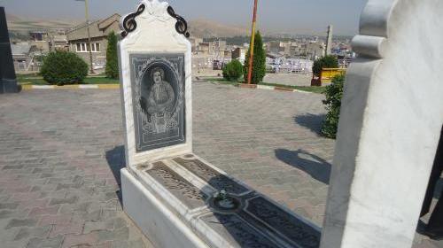 عکس مهسا امینی سر قبر حسن زیرک