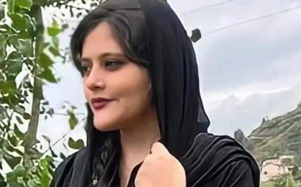 عکس مهسا امینی در مترو تهران