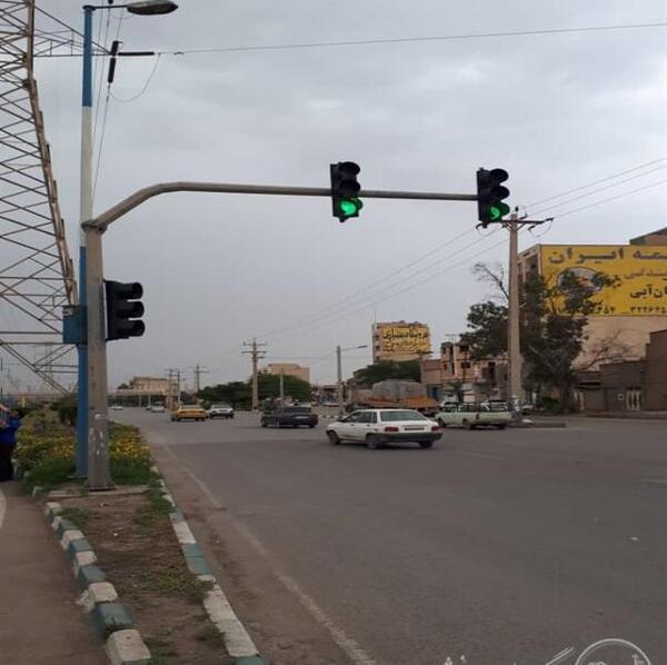 عکس چراغ راهنمایی در خیابان