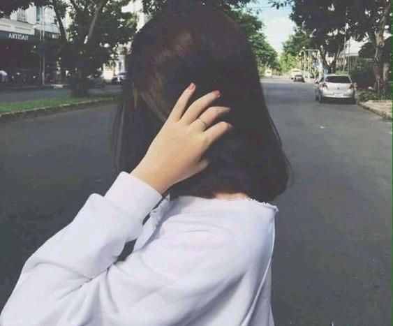 عکس پاییزی دختر از پشت سر