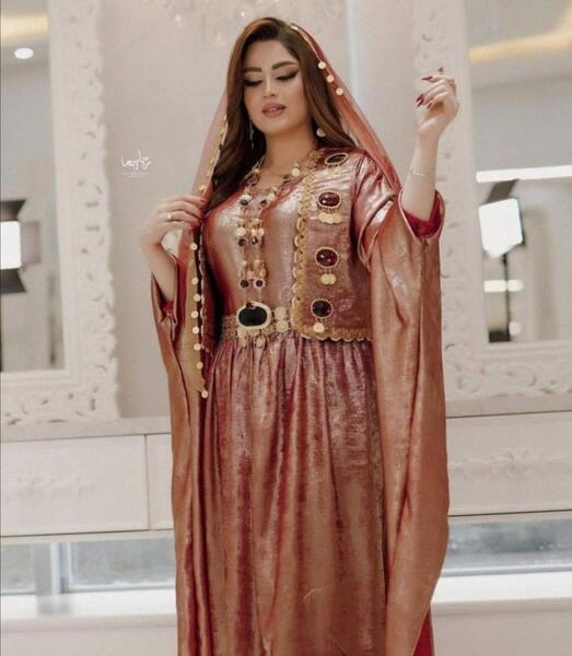عکس شینیون مو روی لباس کردی