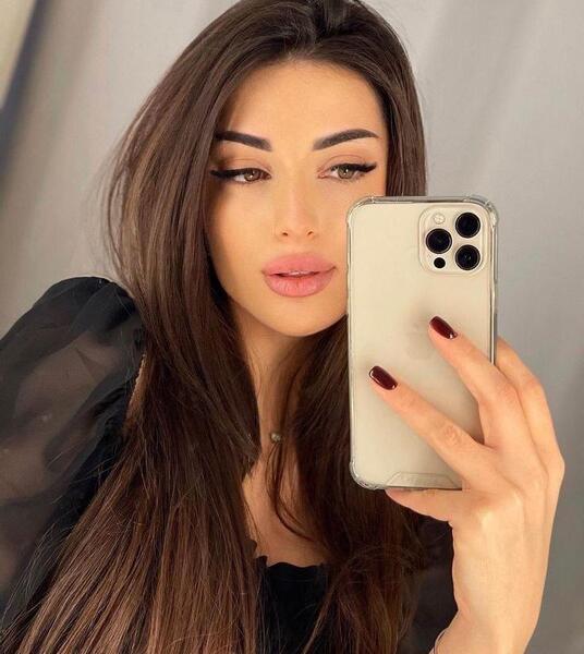 عکس گوشی ایفون ۱۳ در دست دختر