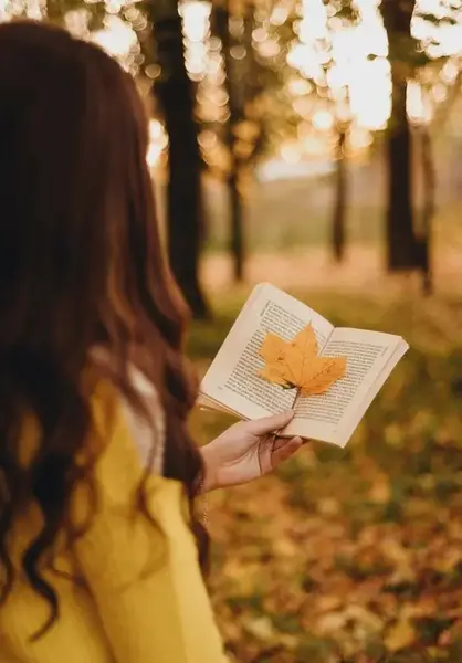 عکس کتاب و پاییز برای پروفایل