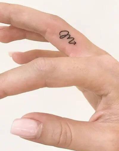 عکس تاتو روی دست حرف m