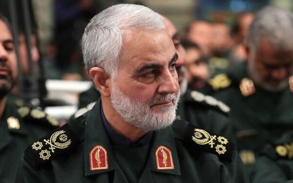 عکس دختر حاج قاسم سلیمانی با گوشی اپل