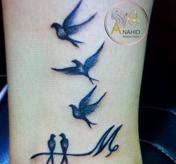 عکس تاتو روی دست پرنده