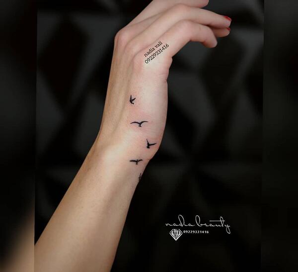 عکس تاتو روی دست پرنده