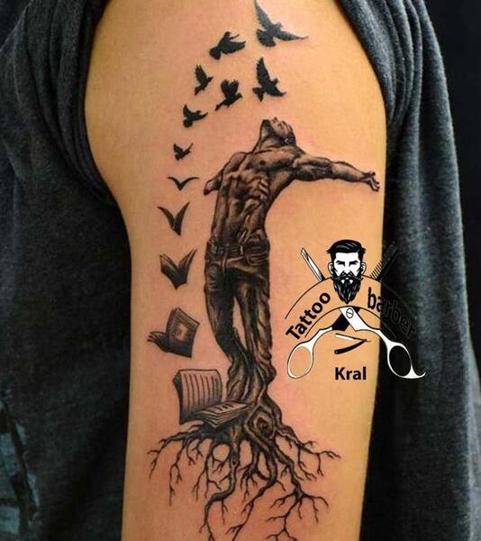 عکس تاتو روی دست پرنده