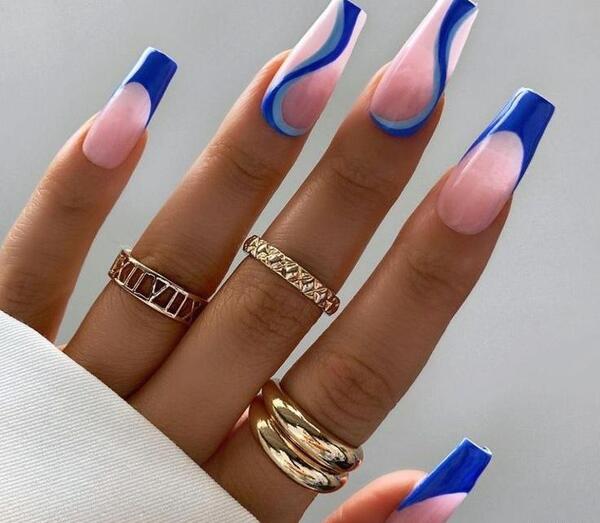 عکس مدل ناخن فرنچ آبی